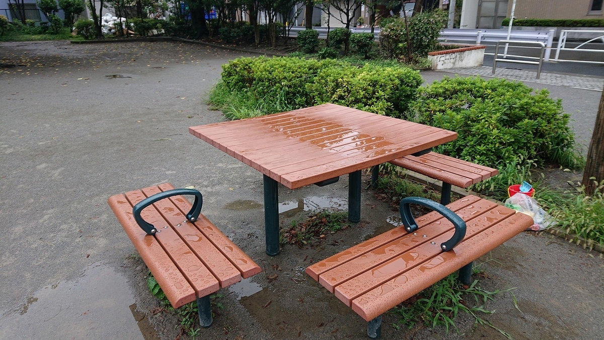 若宮公園のダイニングテーブル