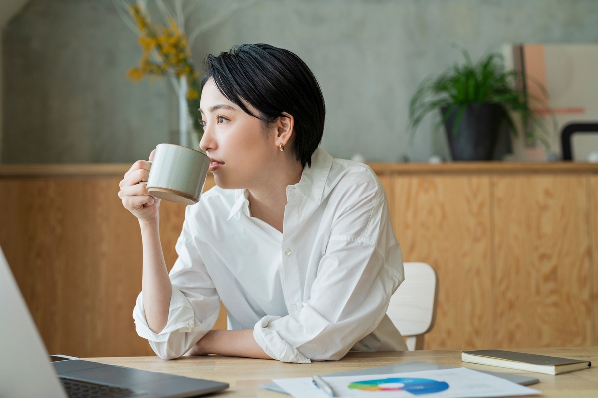 カフェインレスの飲み物を飲む女性