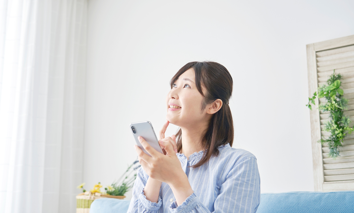 嬉しそうな表情を浮かべる女性