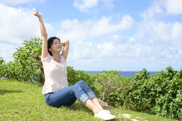 日光浴をする女性