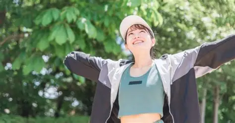 朝散歩でスッキリする女性