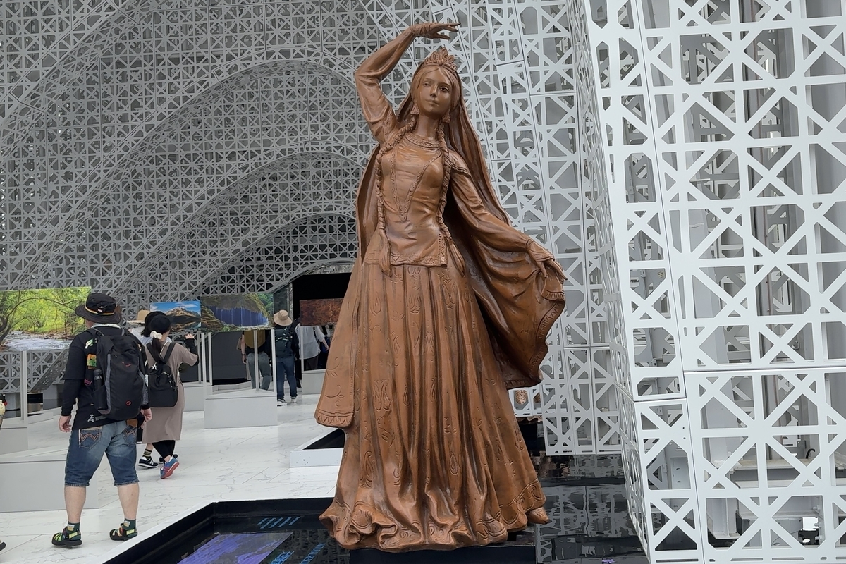  Statue