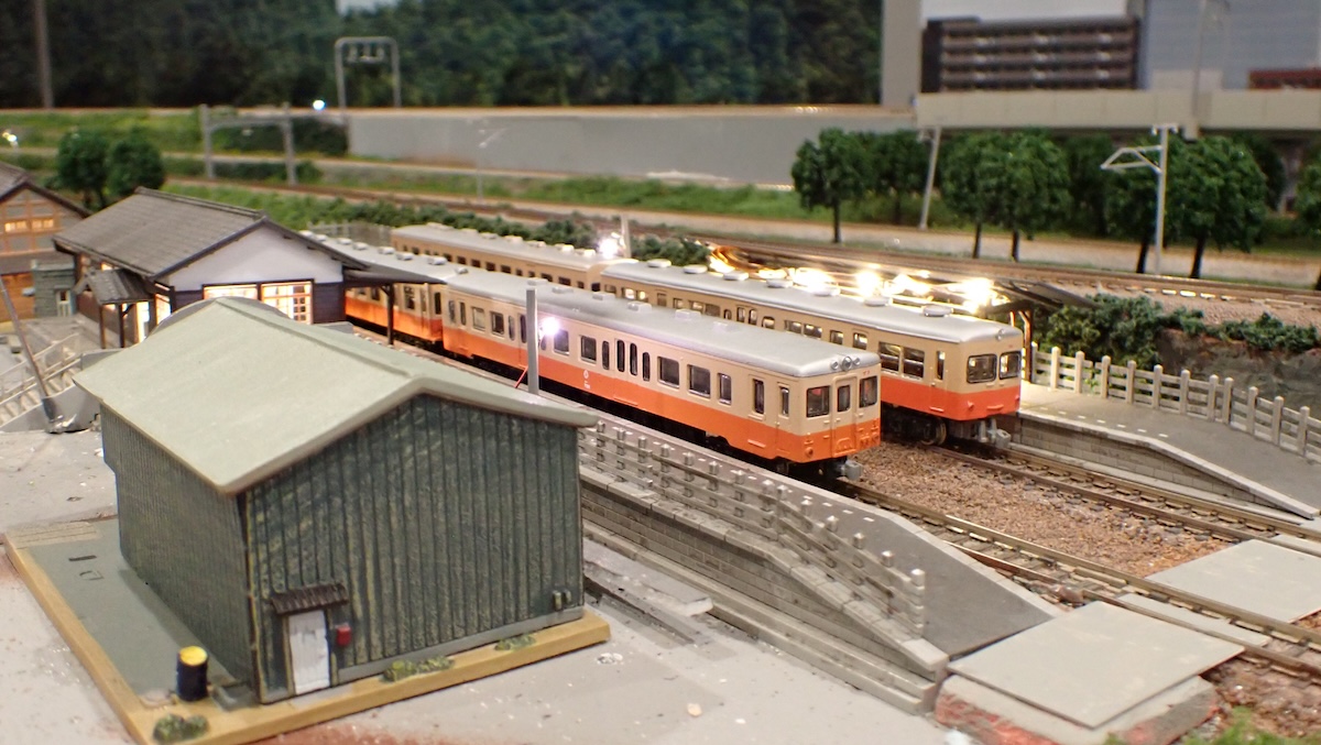 写真はKYOの駅のローカル線駅に停車する関東鉄道気動車