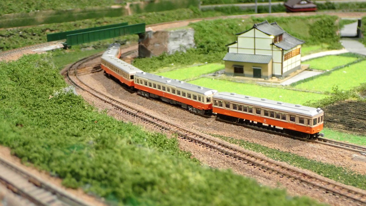 写真はローカル線の単線並列区間を行く常総線の気動車列車