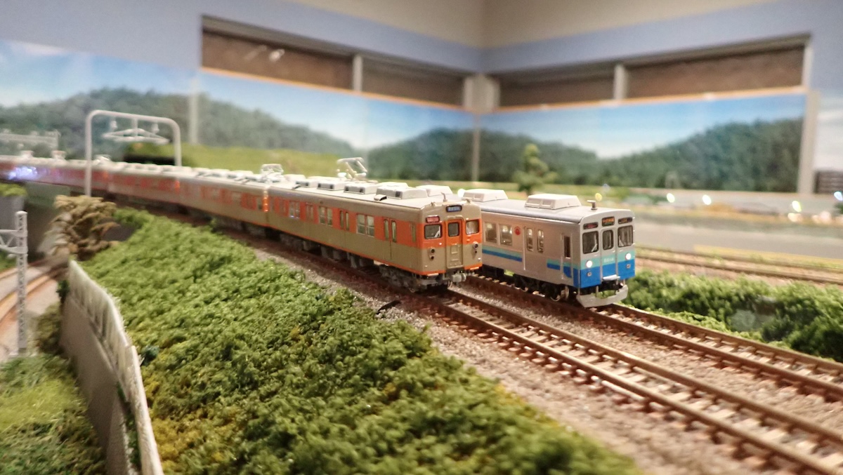 写真はKYOの駅新幹線を走る東武8000系と東急8500系