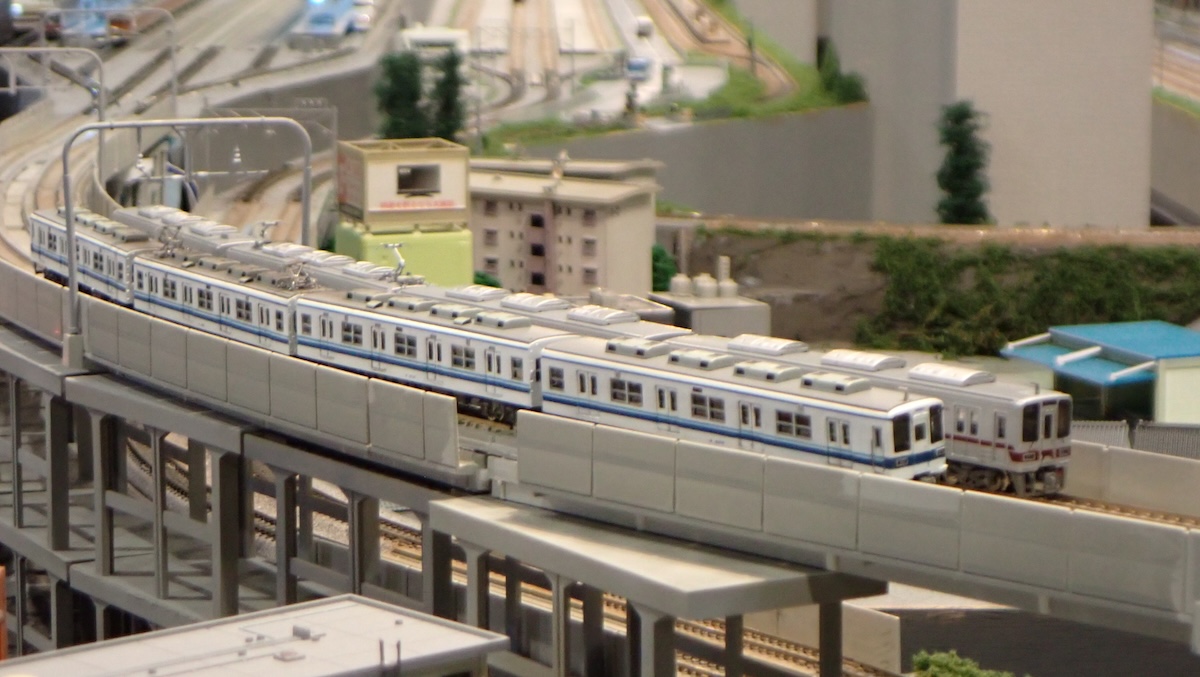 写真は高架線を行く東武宇都宮線ローカル列車
