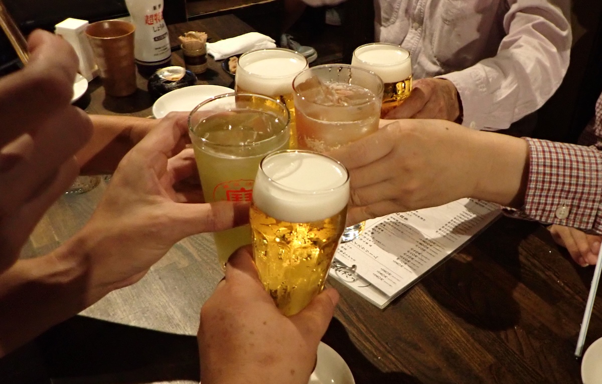 写真は反省会での乾杯の状況