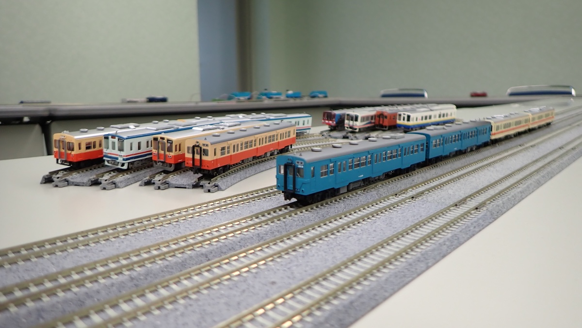 写真はスカイブルーのキハ350とキハ310
