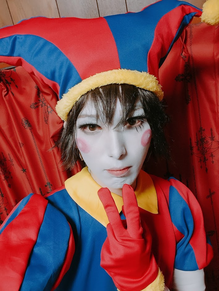 男子がThe Amazing Digital CircusのPomniちゃんのコスプレをアリエク
