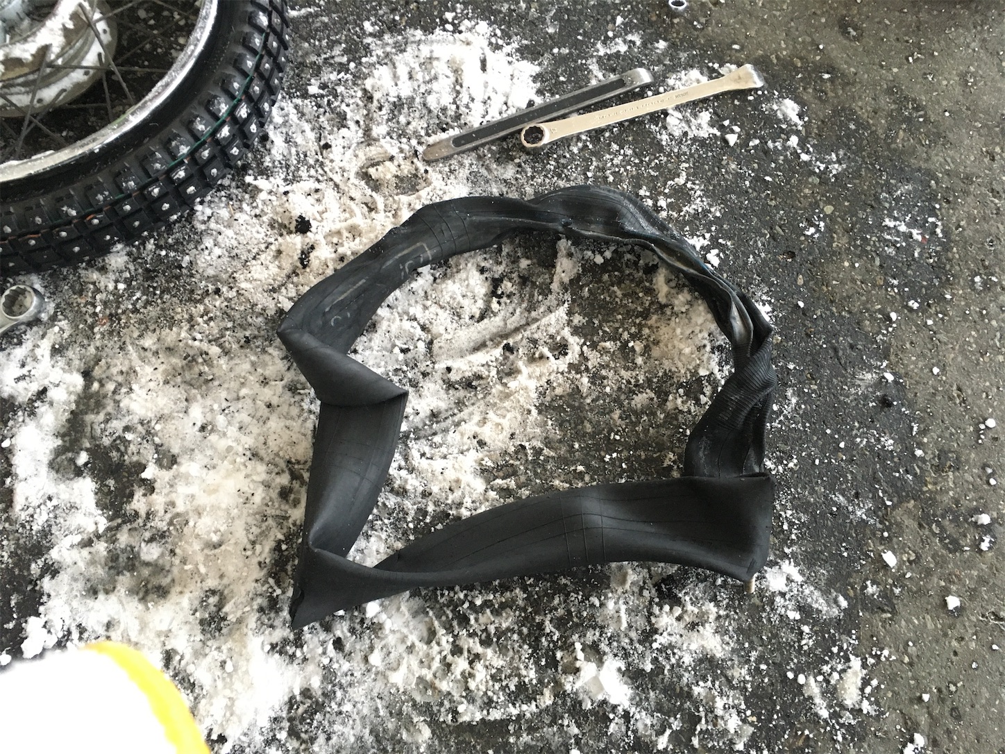 パンクしたまま40km走ったボロボロのチューブ