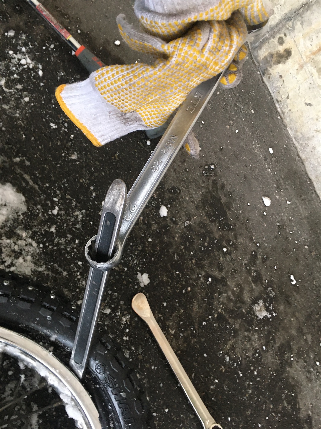 タイヤレバーが動かないときはめがねレンチを使う