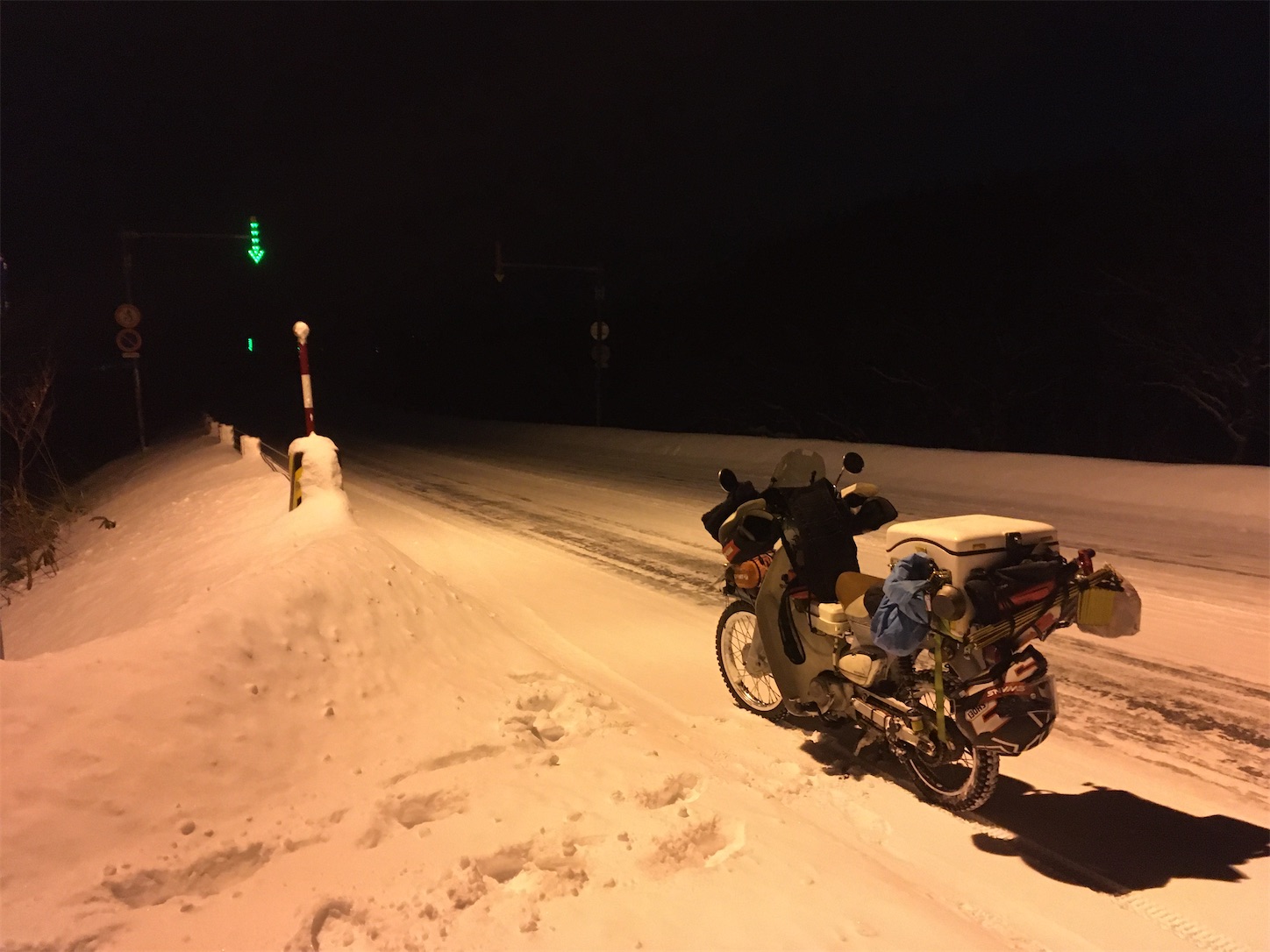 国道238号、雪の上でカブを押す