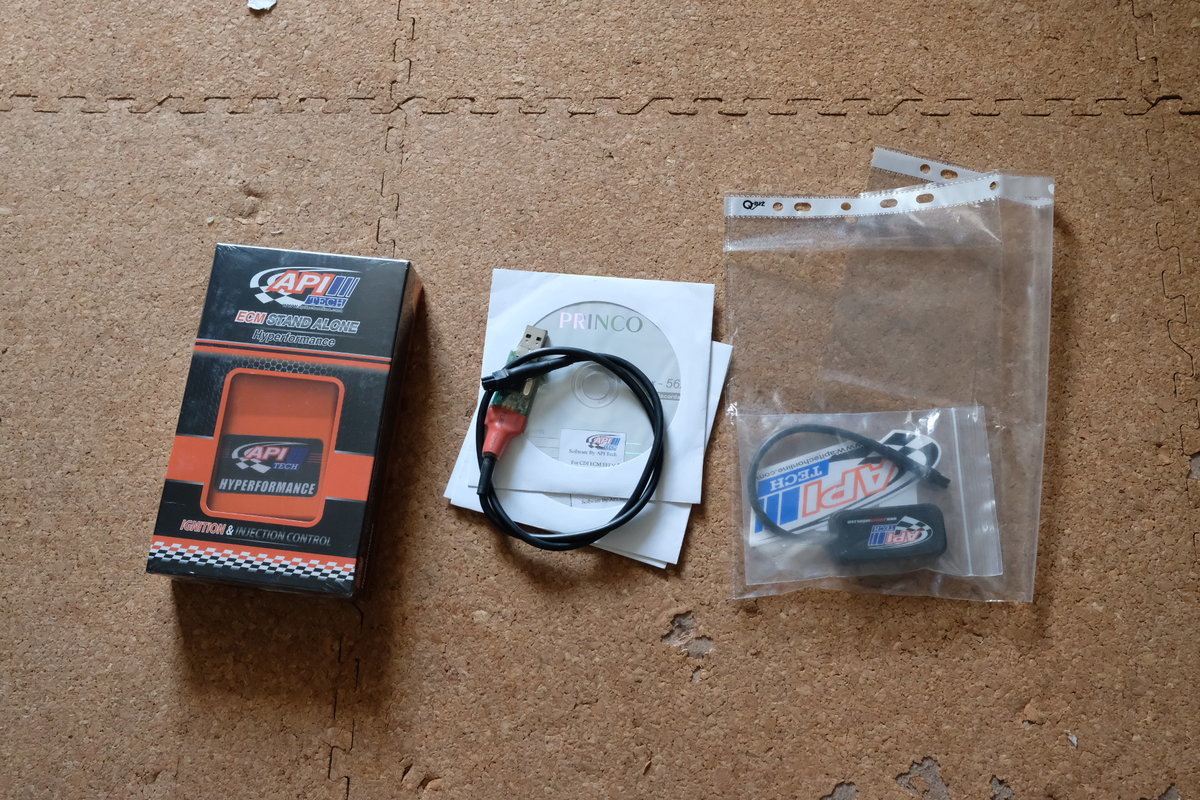 API TECH ECU、Bluetoothアダプタ、USB コネクタ、およびドライバのインストーラーCD