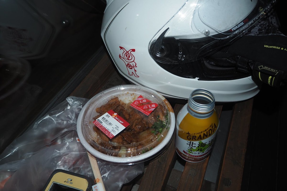 氷点下の野外で食べるセイコーマートの豚丼、イーグルカブ一郎