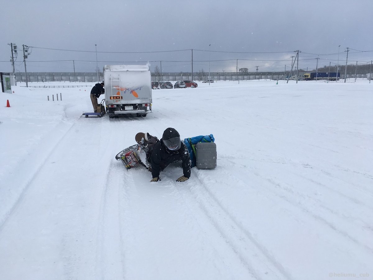 年越し宗谷岬 雪の上で遊ぶカブの転倒