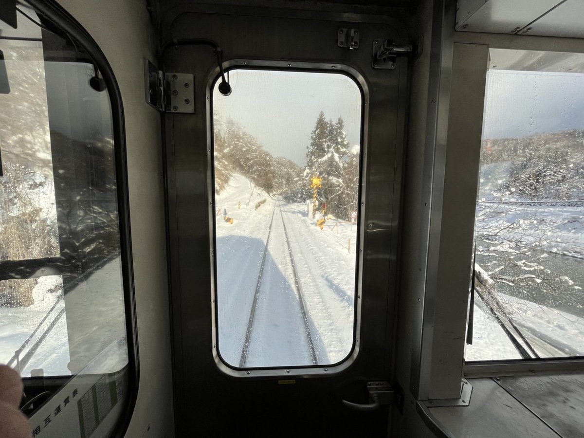 信濃川沿いを走るキハ110 運転台からの車窓