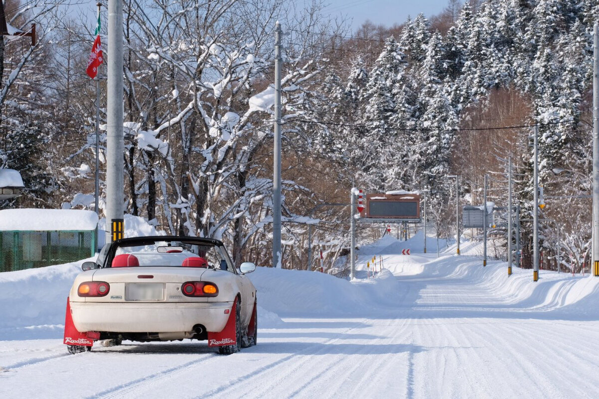 雪にまみれてかっこいいユーノスロードスター
