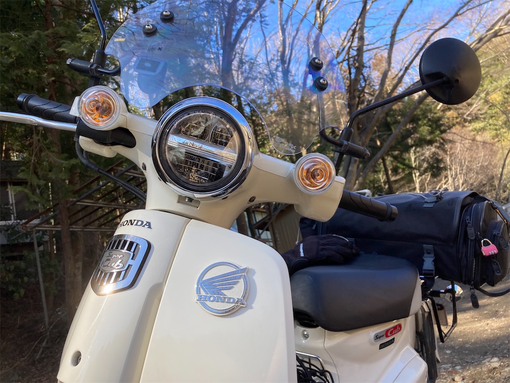 スーパーカブ110（JA44）のレッグシールドにウイングエンブレムを付け 