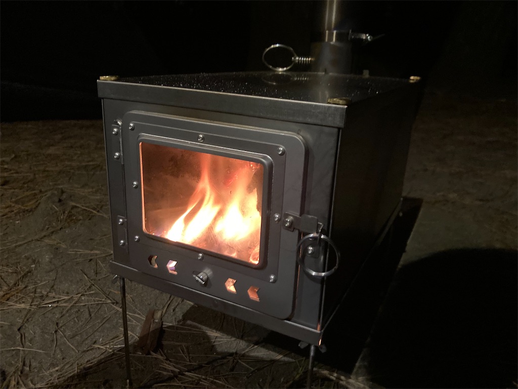 バイクでも持っていける！ソロキャンプ用コンパクトな薪ストーブ