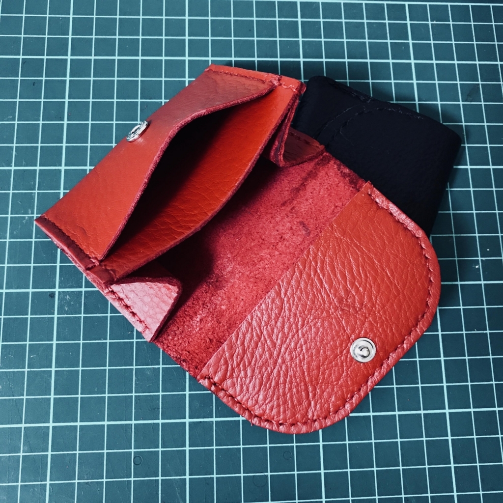 ハンドメイドレザーコインケース開けたところ