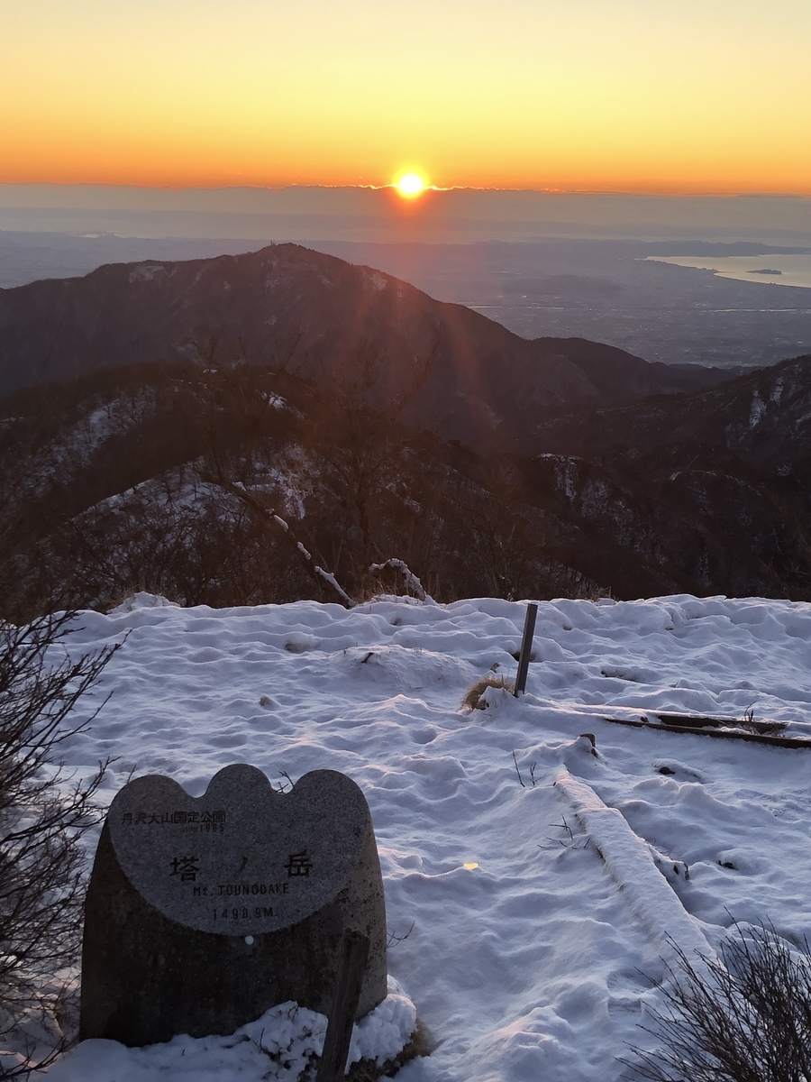 塔ノ岳～鍋割山② 尊仏山荘に泊まり塔ノ岳の夜景と御来光を ...