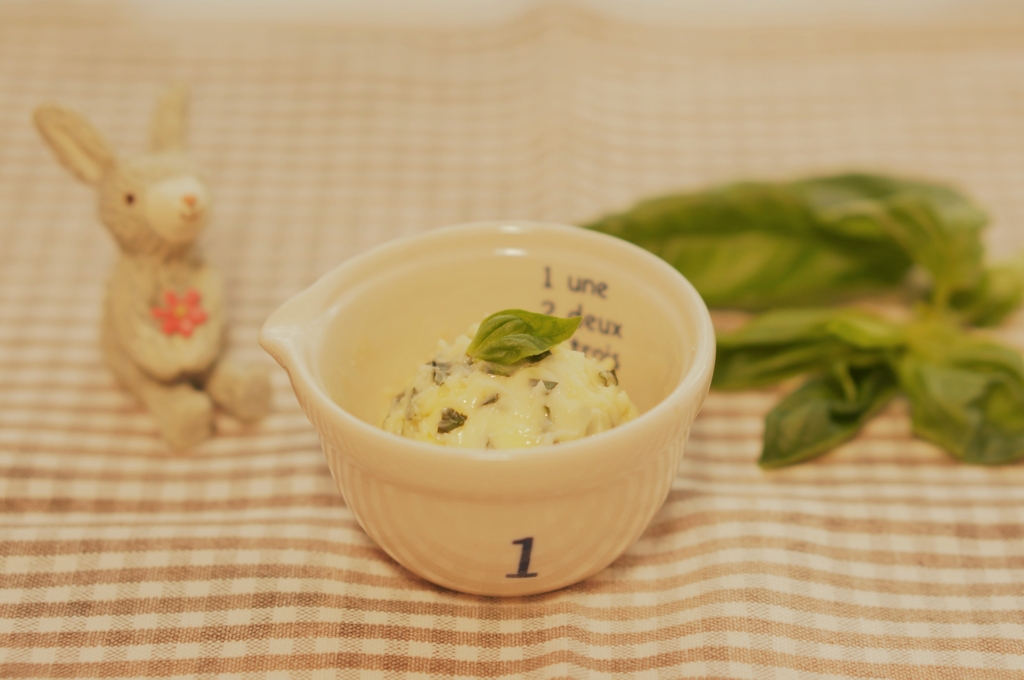 最高級食パンをお手製ハーブバターでいただく うさぎ薬草 Another Garden