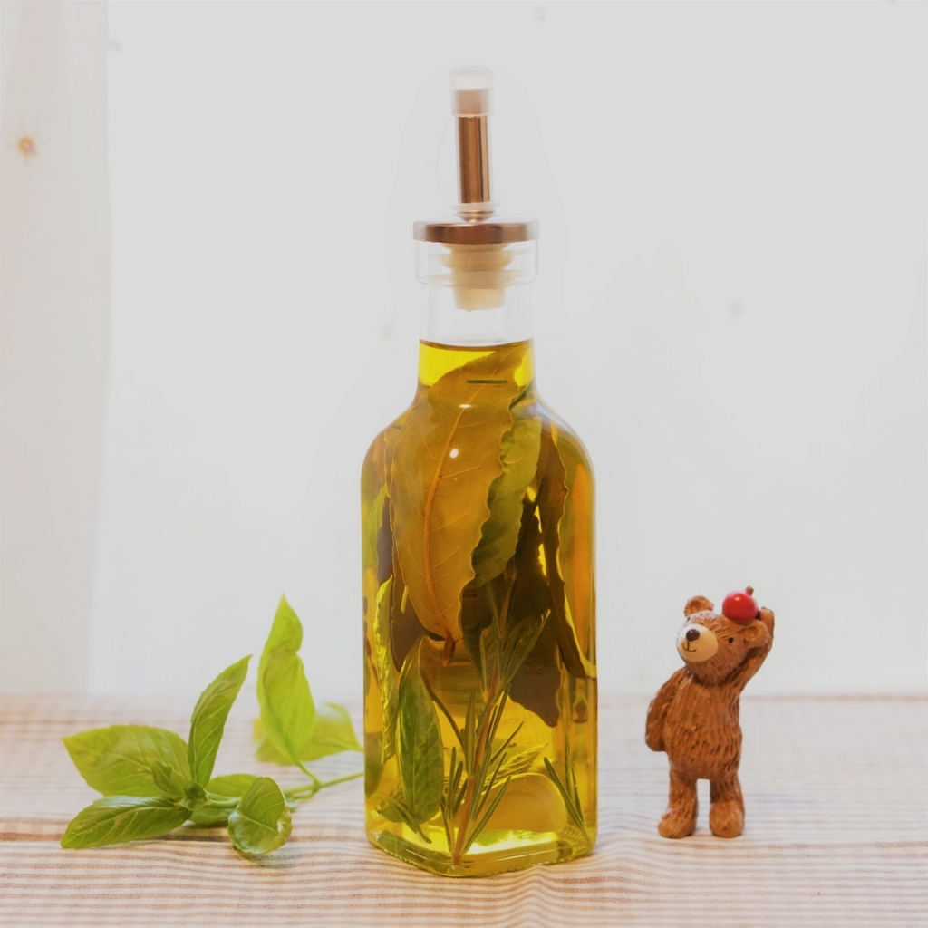 万能薬ローレルでハーブオイル作り うさぎ薬草 Another Garden 万能薬ローレルでハーブオイル作り うさぎ薬草 Another Garden