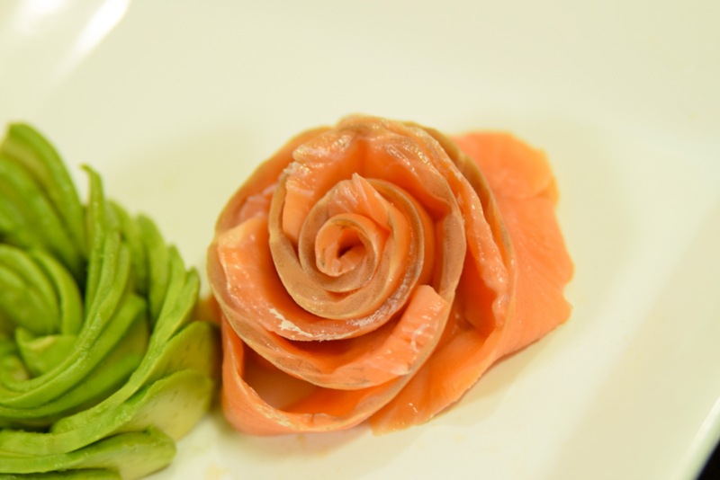薔薇の花びらをイメージしたアボカドローズ サーモンローズの作り方 くっくす 薔薇の花びらをイメージしたアボカドローズ サーモンローズの作り方 くっくす