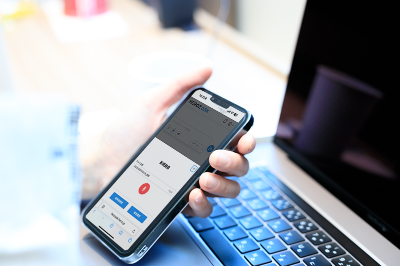 スマホで「HEROZ ASK」を利用する様子