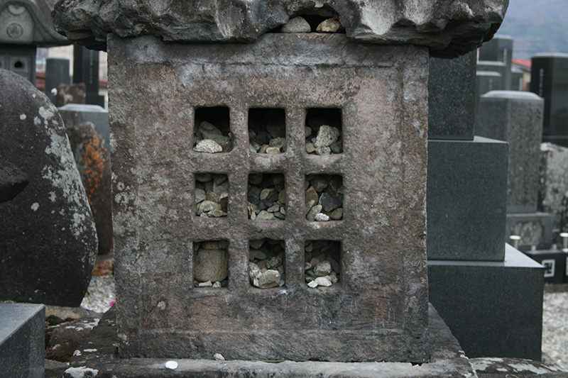 その墓石を削って煎じて飲めば病が治るといわれる医聖 永田読本 ヘソで茶をわかす