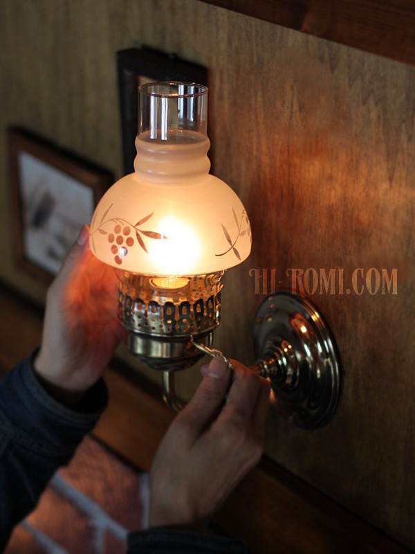 ウォールランプのチムニーホルダー側面に可愛い鍵型のON/OFF切替スイッチあり