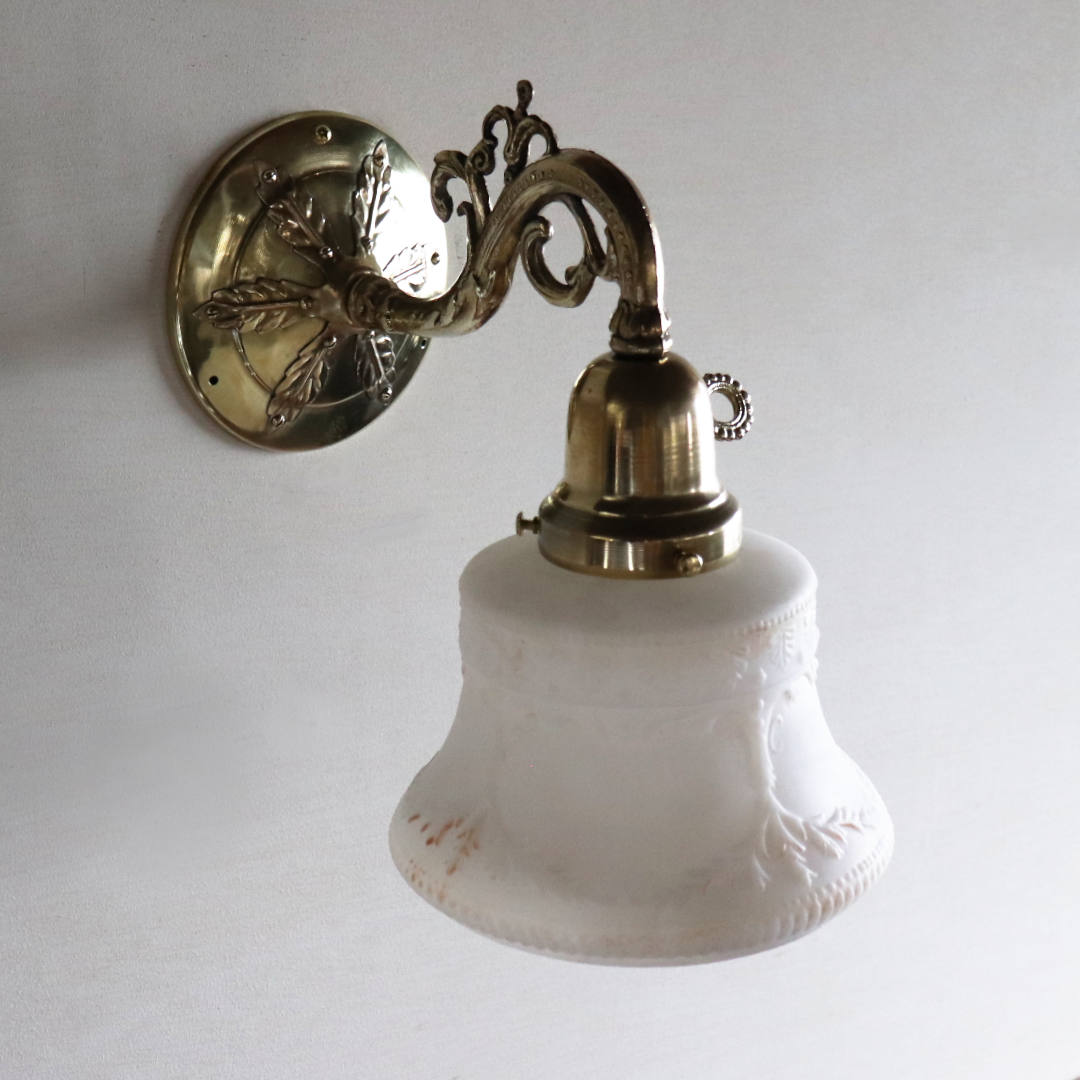 土台部分の追加装飾で華やかになったブラケットライト｜アンティーク壁掛け照明