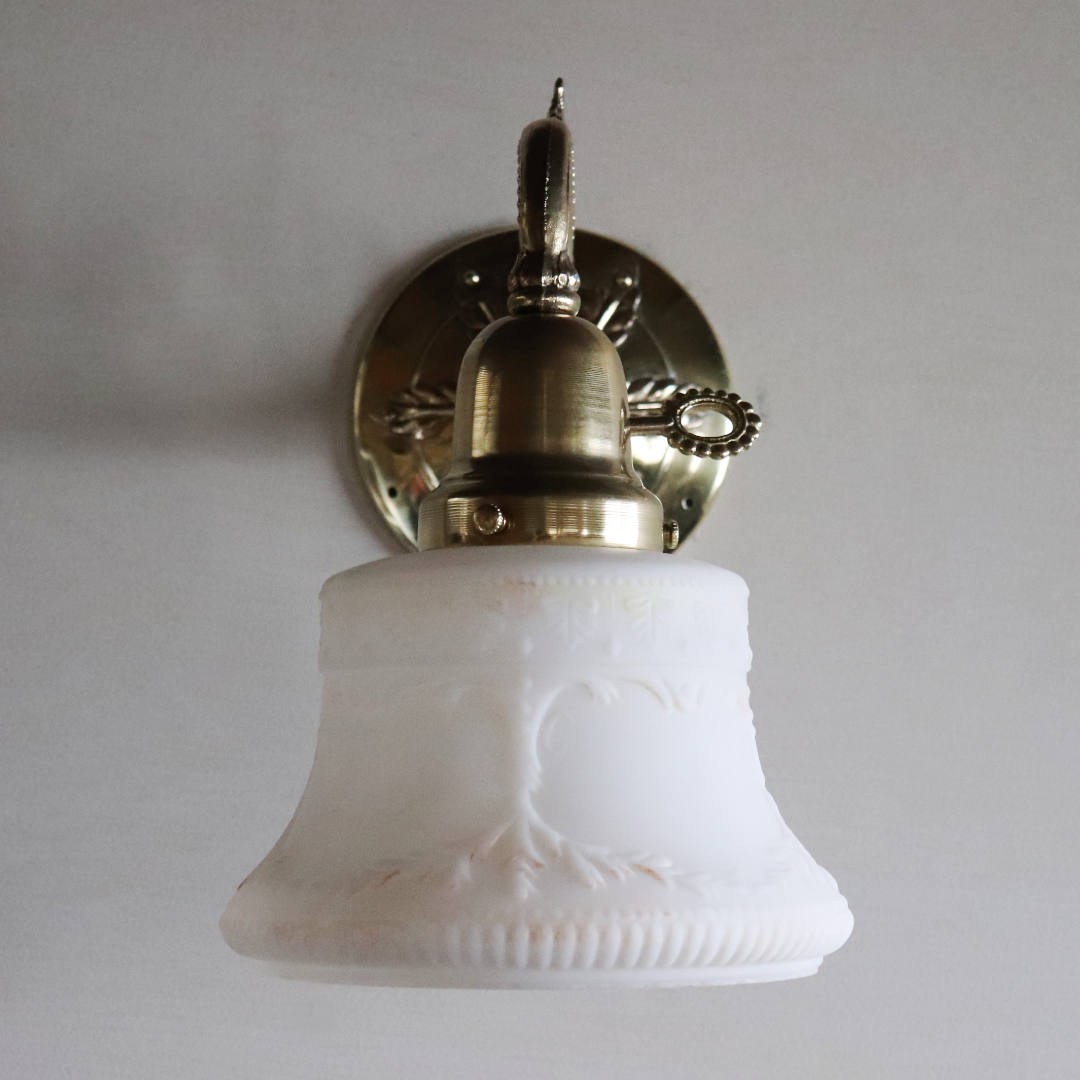 レリーフをなぞるように薄っすら塗装されたミルクガラスシェード｜壁掛け照明