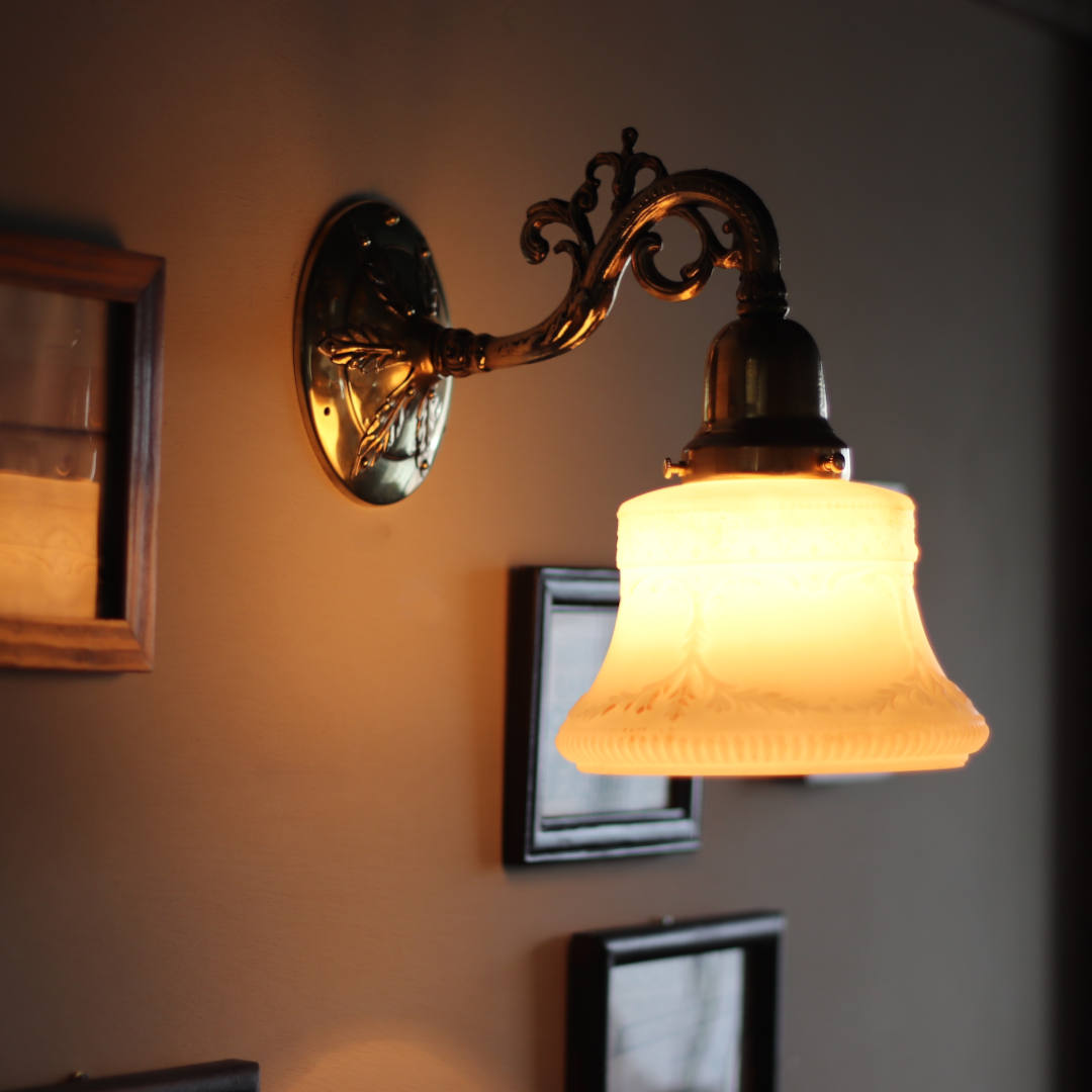 20Wの白熱球で柔らかにレリーフが浮かび上がりました｜アンティーク壁掛け照明