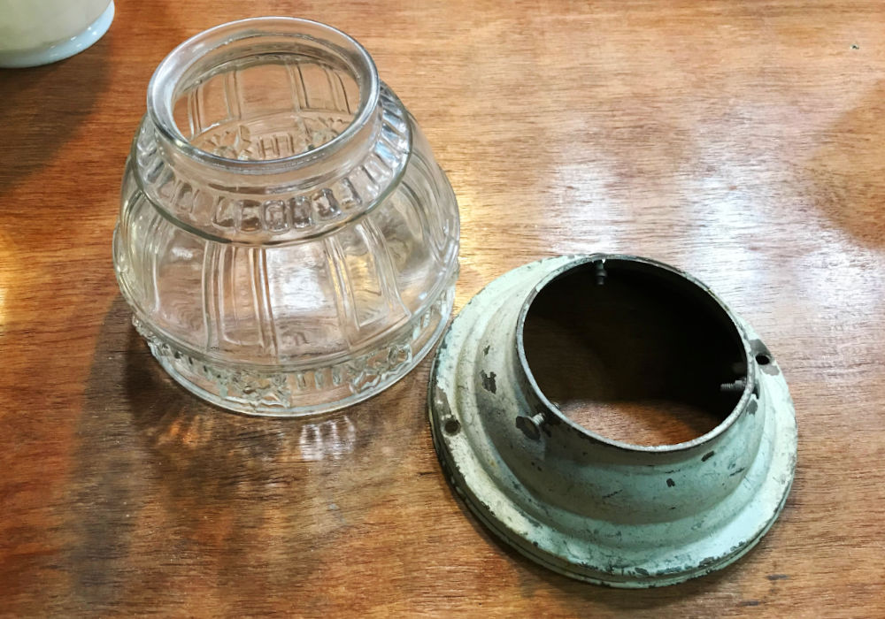 底板の欠損｜軽く70年は超えるヴィンテージのシーリングライト