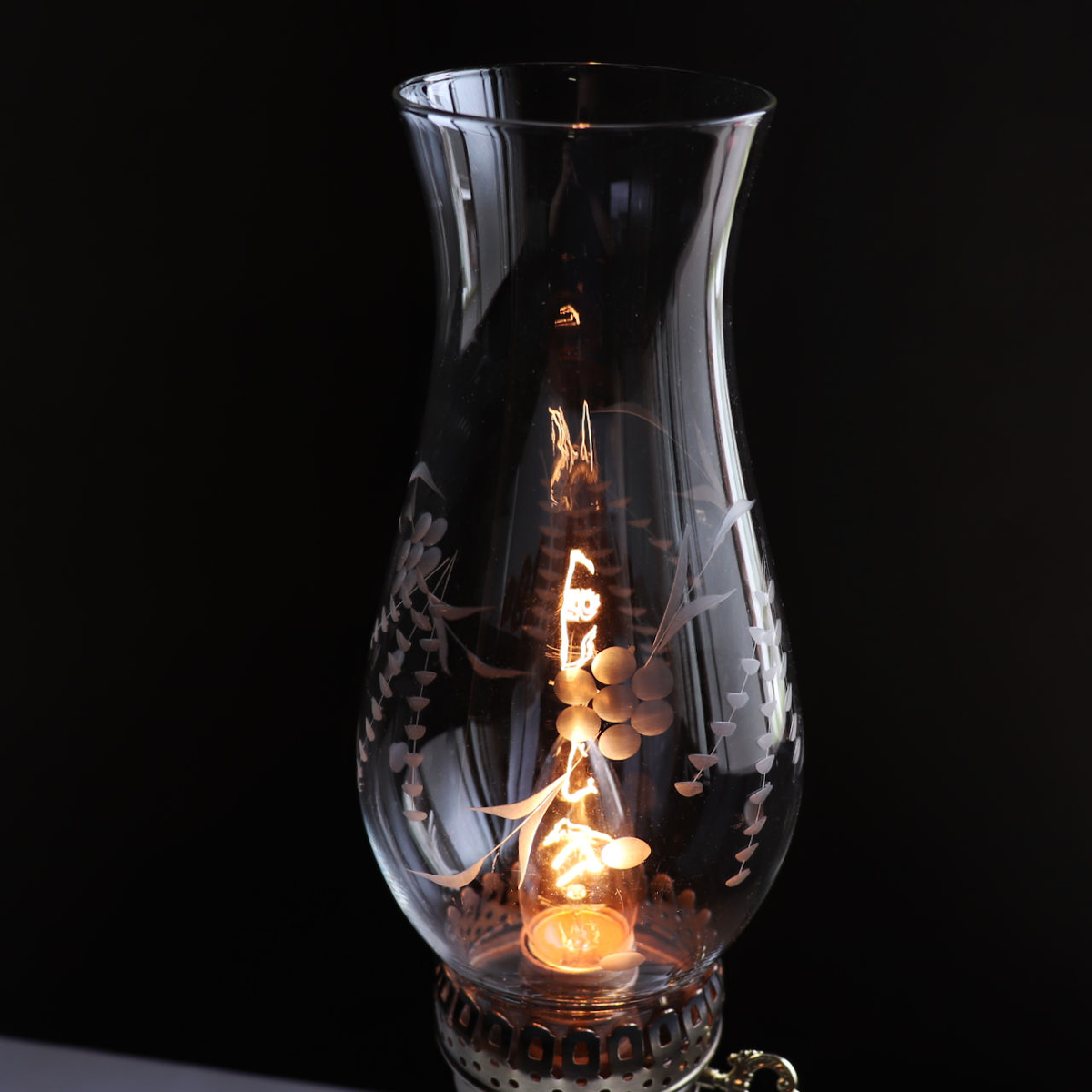 花模様が美しいエッチングカットのチムニーホヤ|アンティーク照明