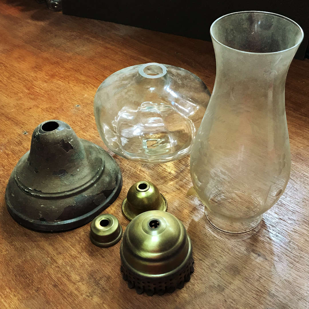 様々な年代のヴィンテージパーツ|アンティーク照明・卓上照明の製作