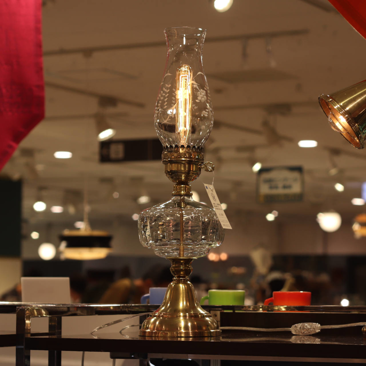 古い電球を模して作られたチューブ電球を取り付けた様子|アンティーク照明