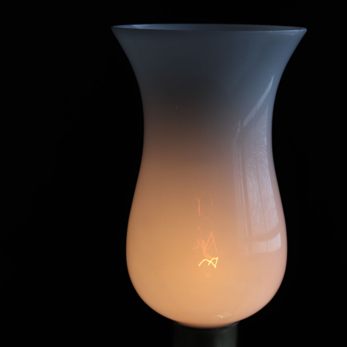 分厚いミルクガラスで出来たチムニーシェード｜アンティーク卓上照明テーブルライト