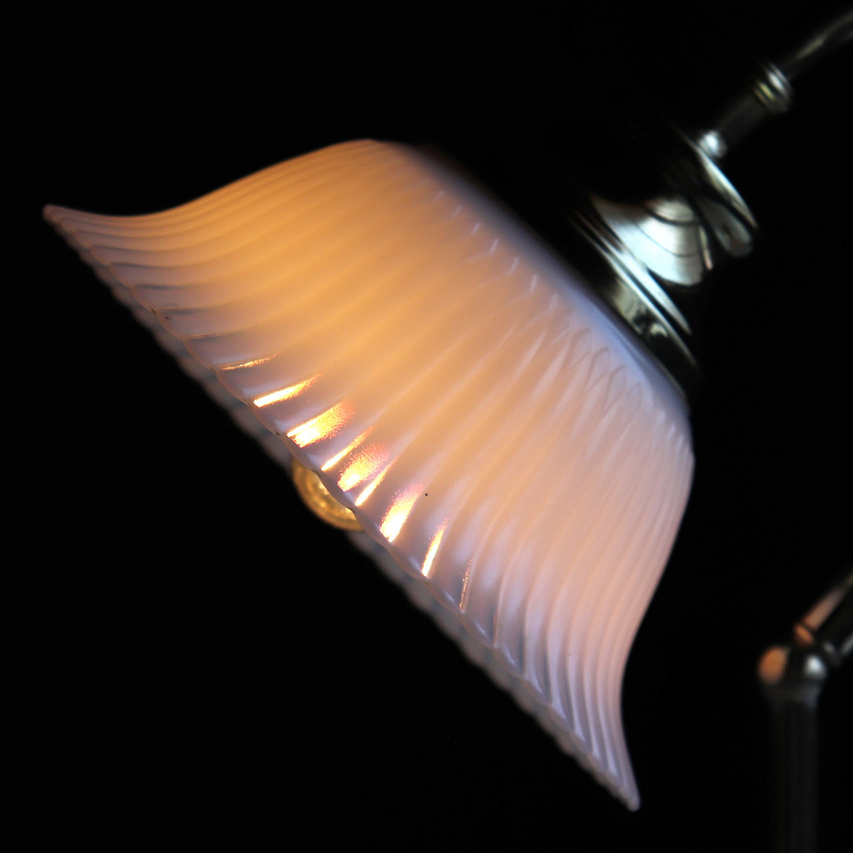 オパリンガラスのようなほんのりオーロラがかったミルクガラス|アンティーク卓上照明