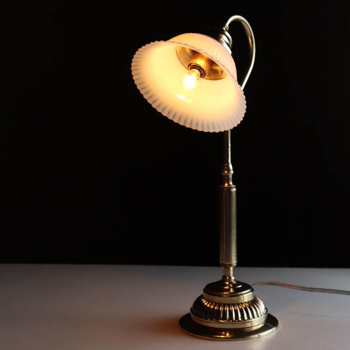 アンティークミルクガラス・オパリンガラスフリルシェード卓上照明テーブルライト