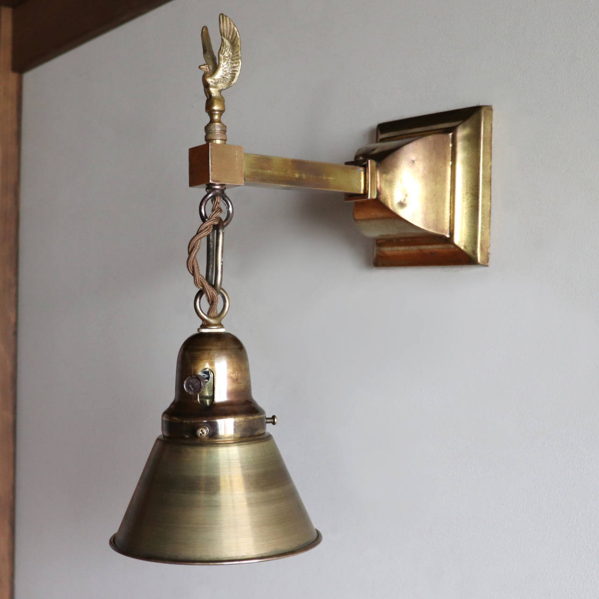 渋く輝く真鍮｜アンティークブラスミニシェード付きブラケットライト・イーグル鷹