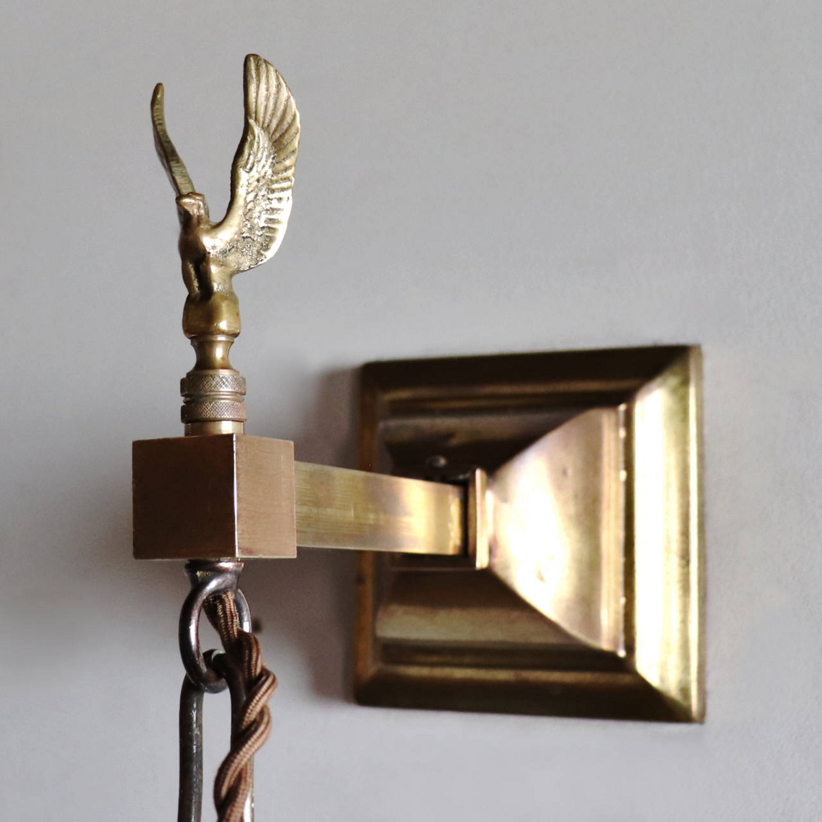 自由の国アメリカの象徴イーグル｜真鍮製の鷹｜アンティークブラケットライト