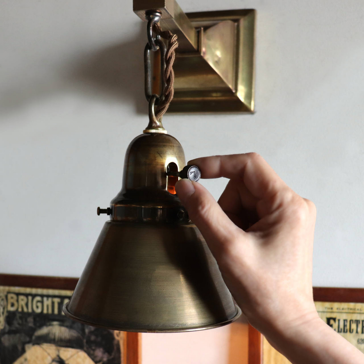 深型の小ぶりな真鍮シェード&ベークライト製スイッチ｜アンティーク壁掛け照明