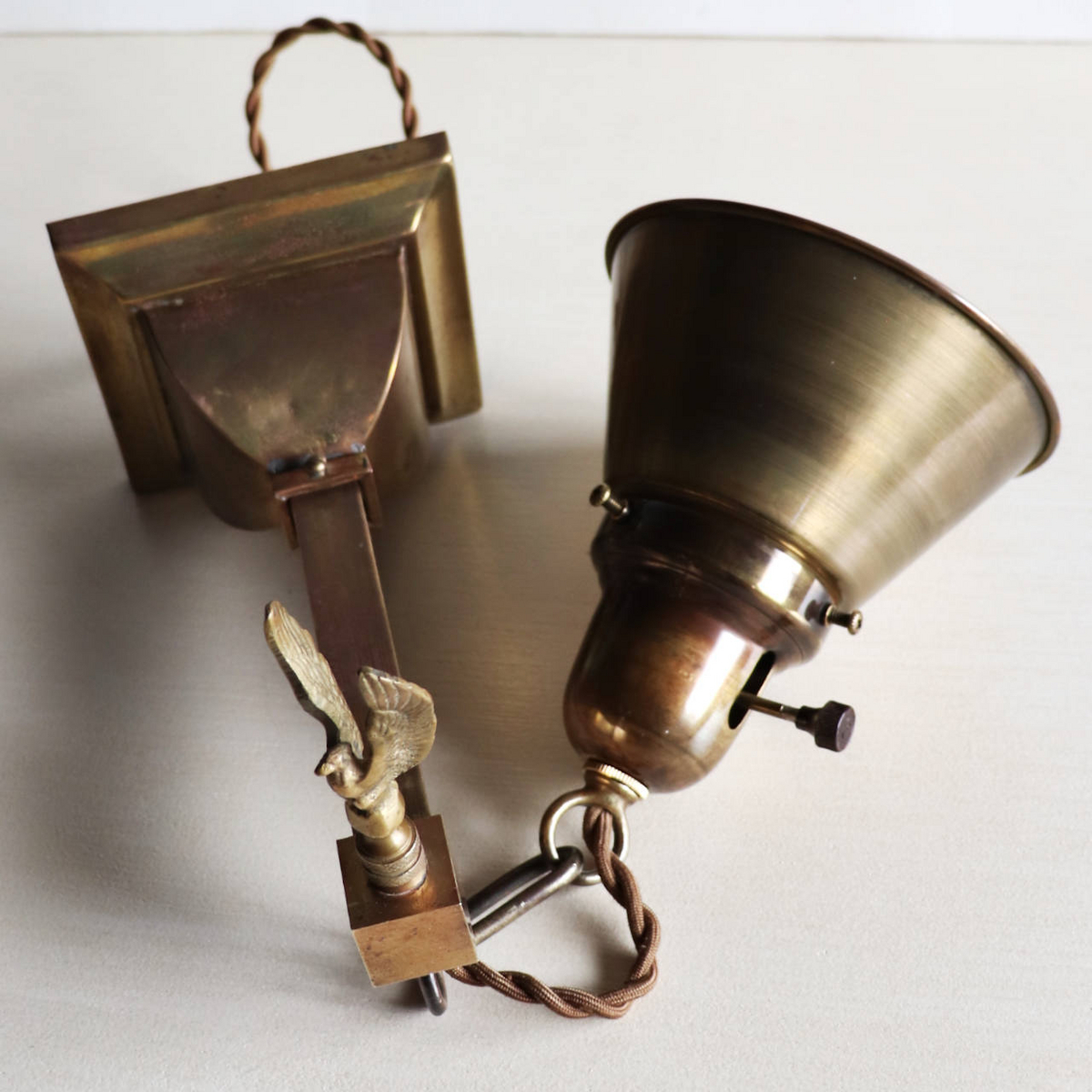 現代照明ではなかなか再現できない美しいフォルム｜アンティーク真鍮製壁掛け照明