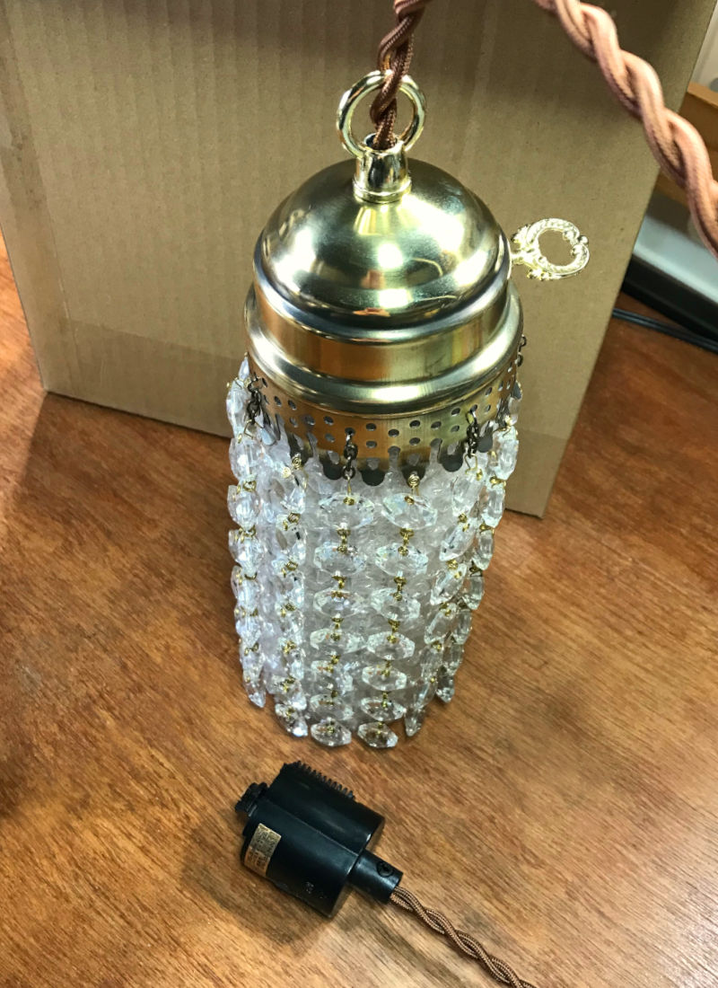 ライティングレール用プラグへ交換が完了したプリズムペンダントライト照明