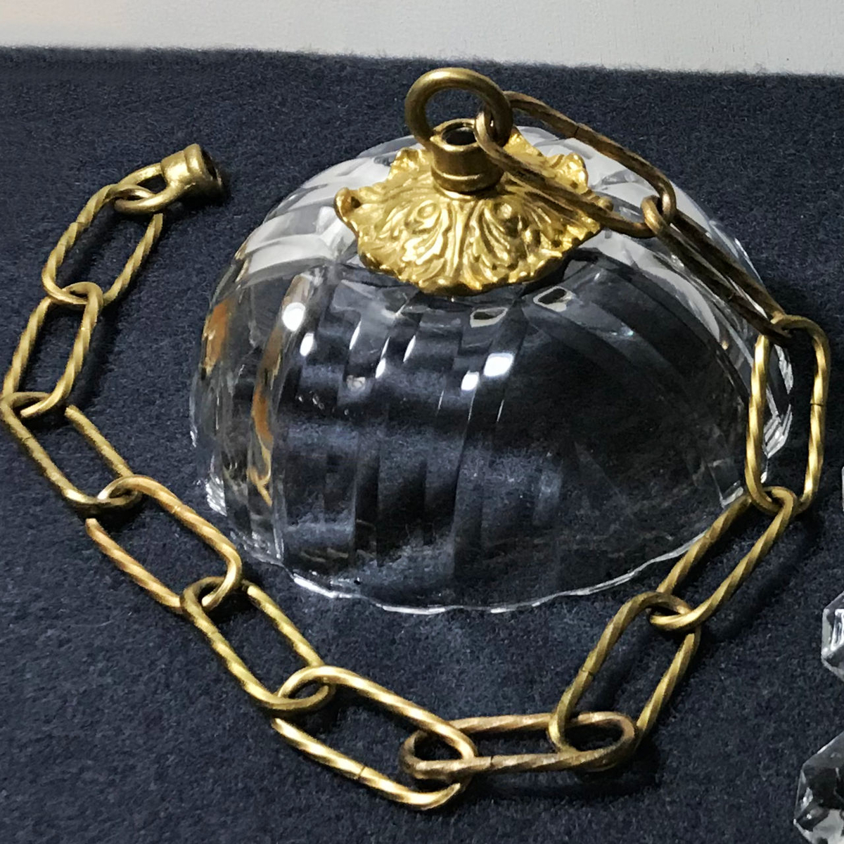 迫力のあるガラスシェードに負けない美しい飾り金具と鎖を合わせました