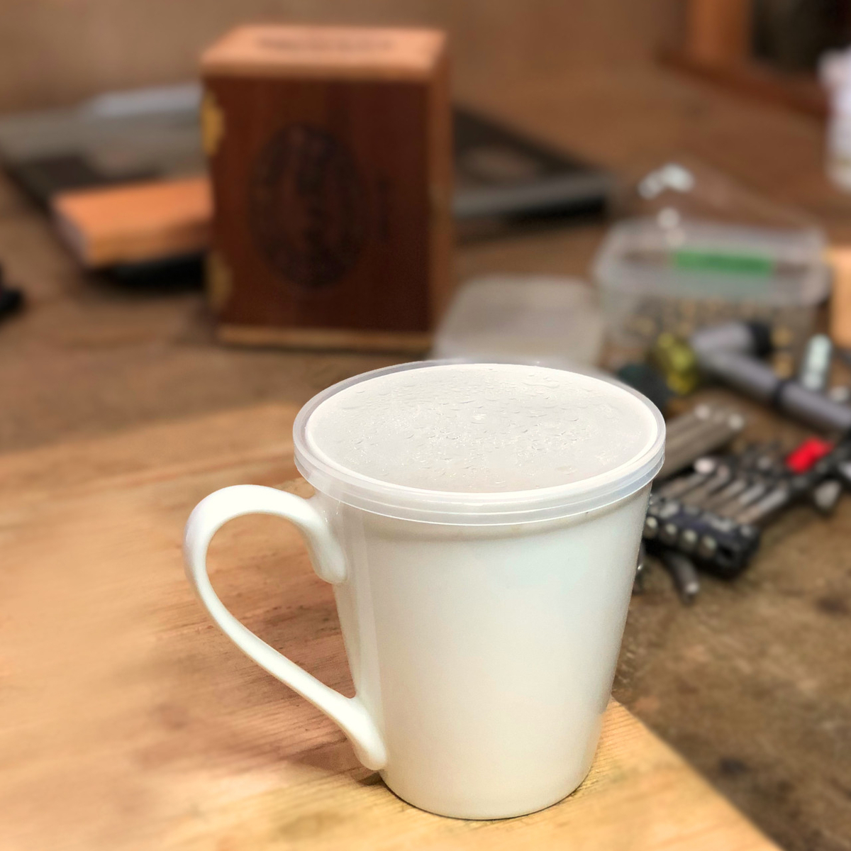 葉巻煙草の木箱で作る小物入れを兼ねたミニテーブルライト｜卓上照明