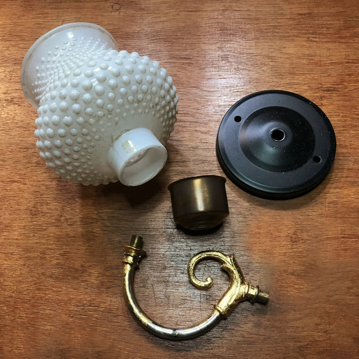 手入れ前のミルクガラスやヴィンテージの照明パーツ|ミニブラケットライトの製作