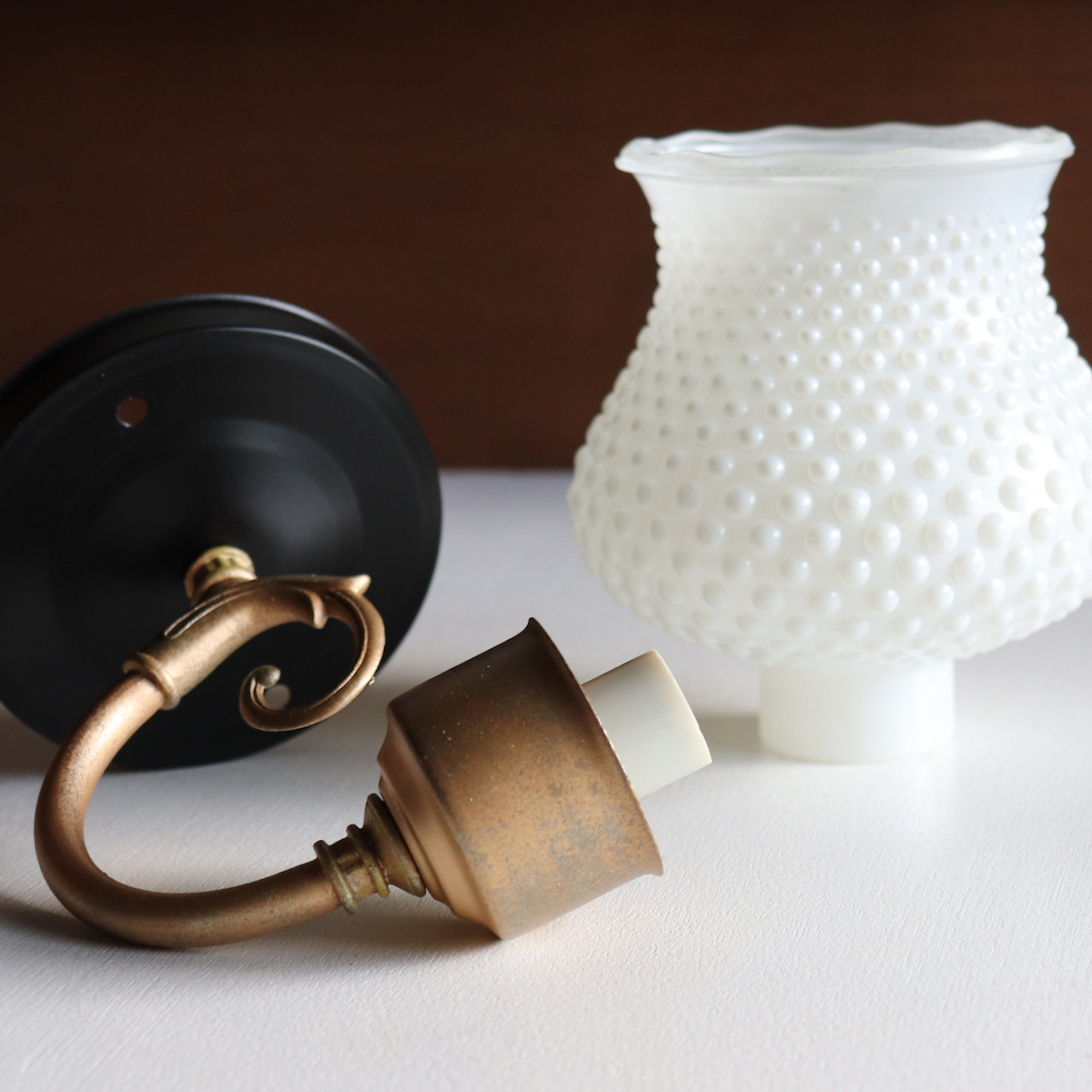 少しシャビーな見た目になるよう再塗装|ホブネイルミルクガラスミニブラケットライト照明の製作